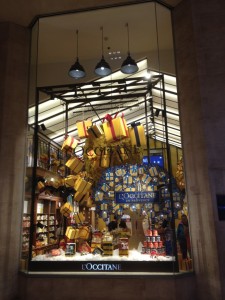 L'Occitane au Carrousel du Louvre detail theatralisation - Focus Shopper