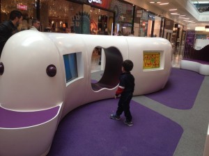 espace jeux enfants à Qwartz par Rouge Cobalt - Focus Shopper